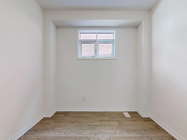 105 Halldorson Ave — Photo 16
