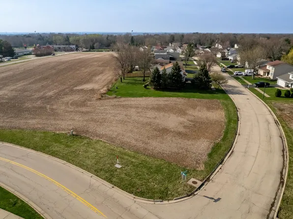 891 White Chapel Ln, Rockford, IL 61108