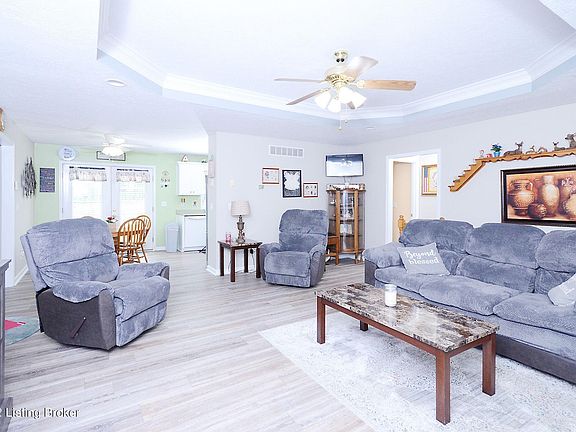 2nd image of 3008 Squire Cir