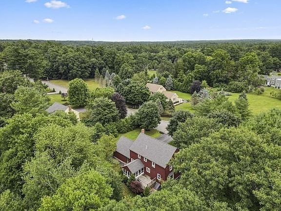 5th image of 35 Christina Dr