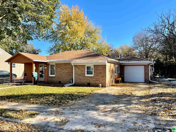 715 Elmwood Dr, Storm Lake, IA 50588