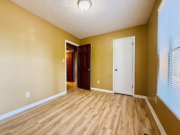 5th image of 210 Tiverton St