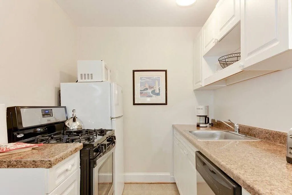 Studio, 350 sqft, $2,700 — Photo 2