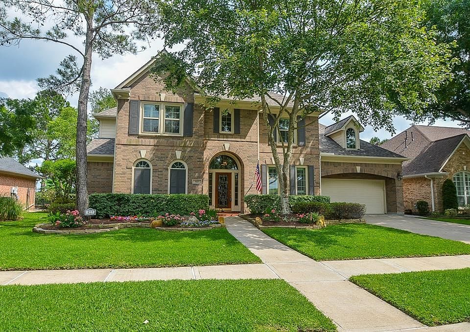 Breathtaking home directly on the golf course in the highly desired Falcon Point subdivision! Double pane windows, mature landscaping and recent roof. Beautiful curb appeal.