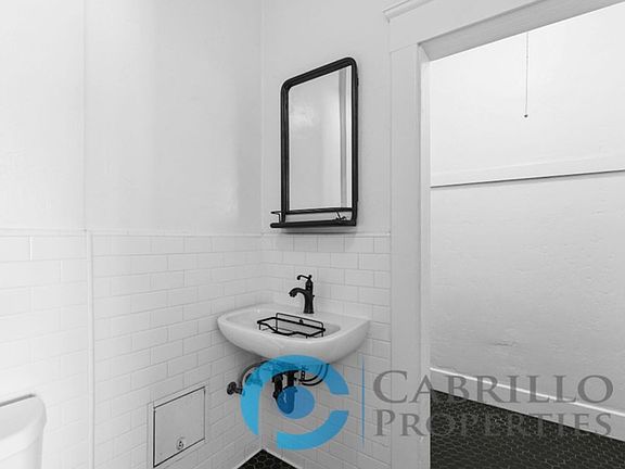 4th image of 401 Juniper St #305