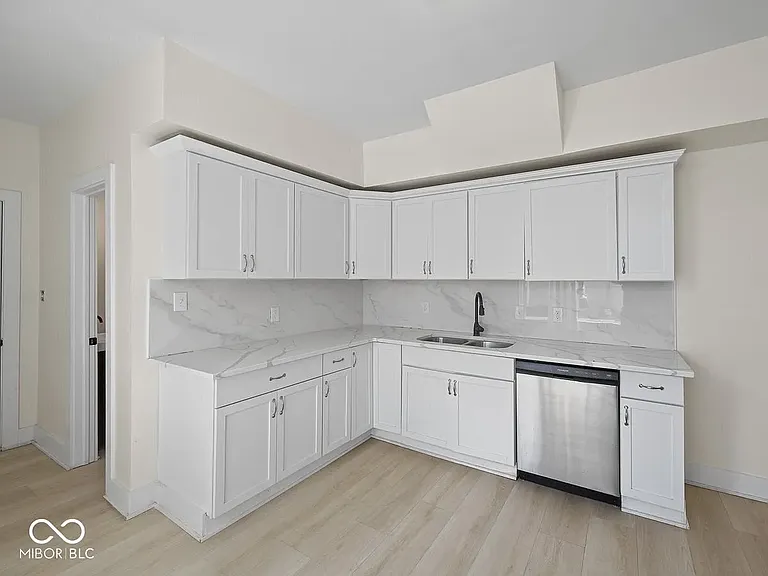 66 E Caven St #66 — Photo 7