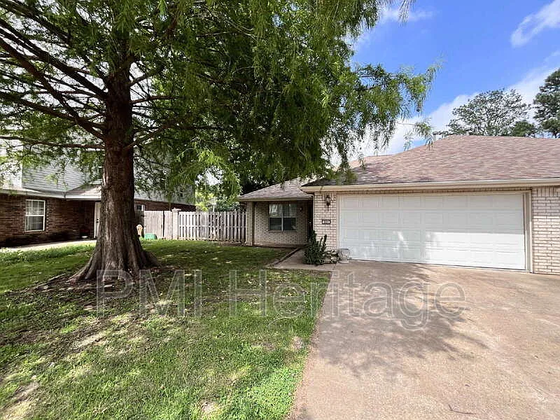 3 bed, 2.0 bath, 1296 sqft, $1,449 — Photo 2