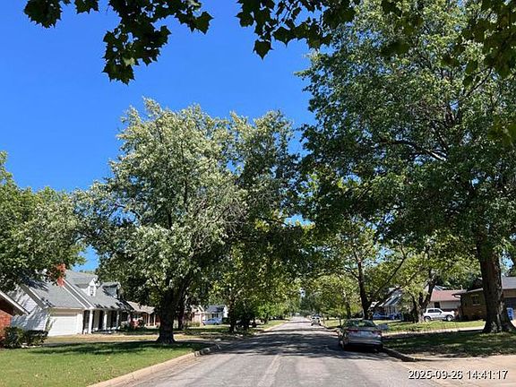 Exterior Neighborhood (street photo)