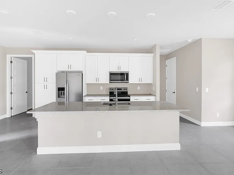 208 Clover Ave — Photo 3