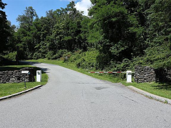 3rd image of 150 Deer Hollow Road