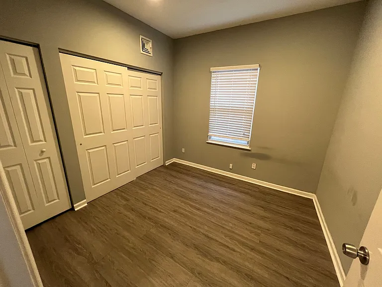 1535 W Poplar St — Photo 7