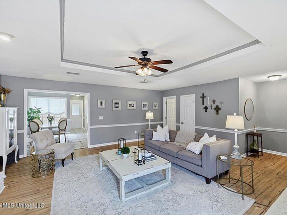 5th image of 304 Longmeadow Dr