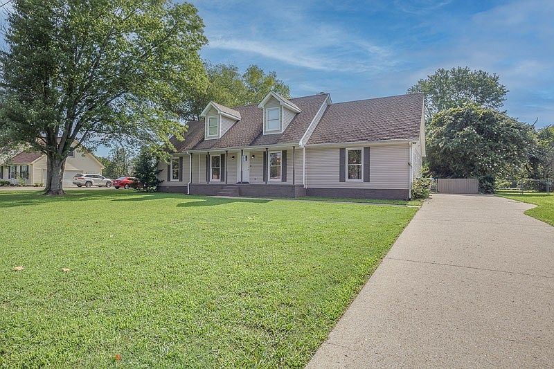 1st image of 605 Windwood Dr