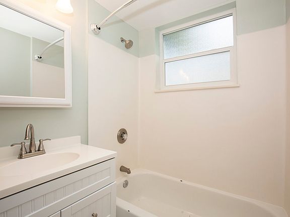 3rd image of 2528 Queen Anne Ave N APT 1