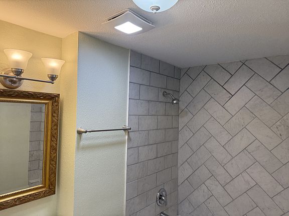 5th image of 3033 Elgin St