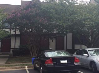 10 Lyndhurst Ct, Sterling, VA 20165