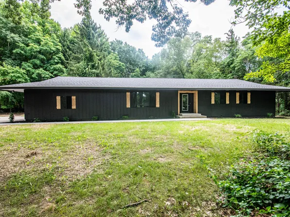 55 Landall Ln, Ada, MI 49301