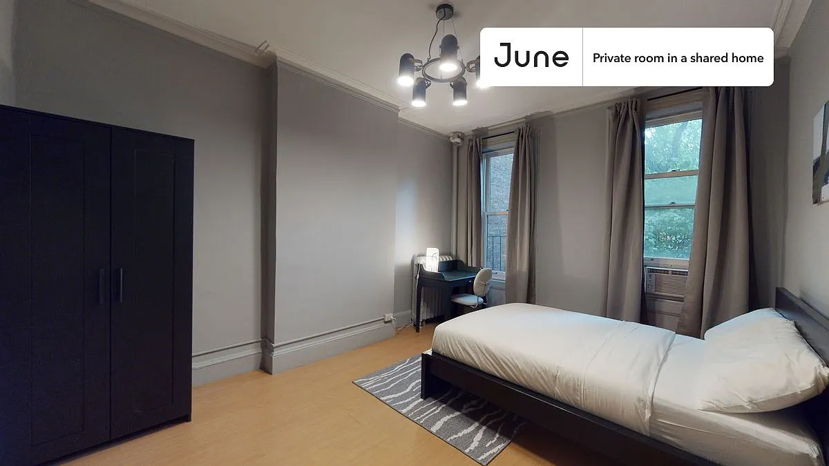 Queen bedroom in 4 bed/1 bath home in Hell's Kitchen #386 2A — Photo 1