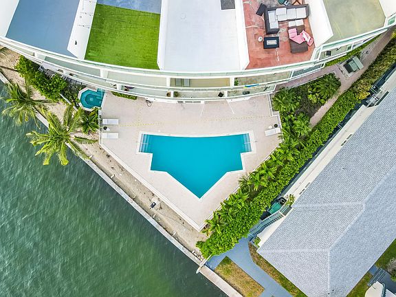 4th image of 2000 Bay Dr #4