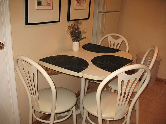 Cozy Eat-in Kitchen