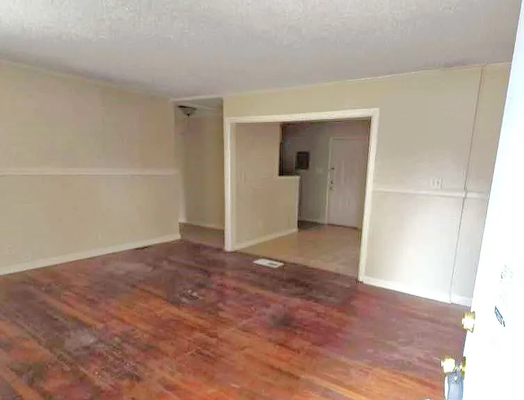 2226 Finchley Dr — Photo 2