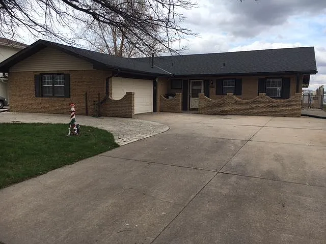 910 Manchester Dr — Photo 1