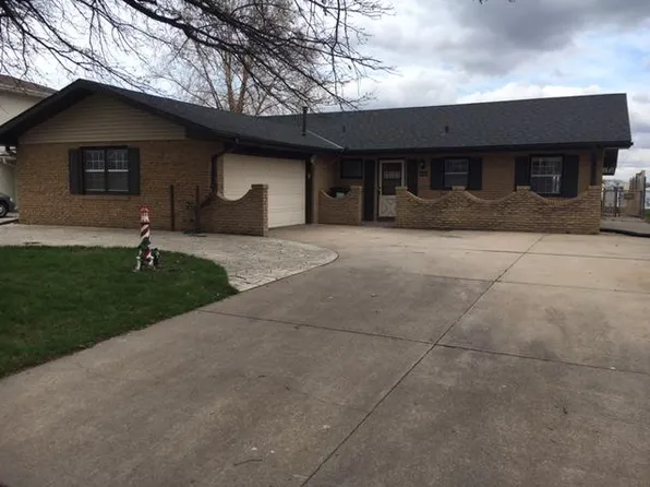 910 Manchester Dr, Lincoln, NE 68528