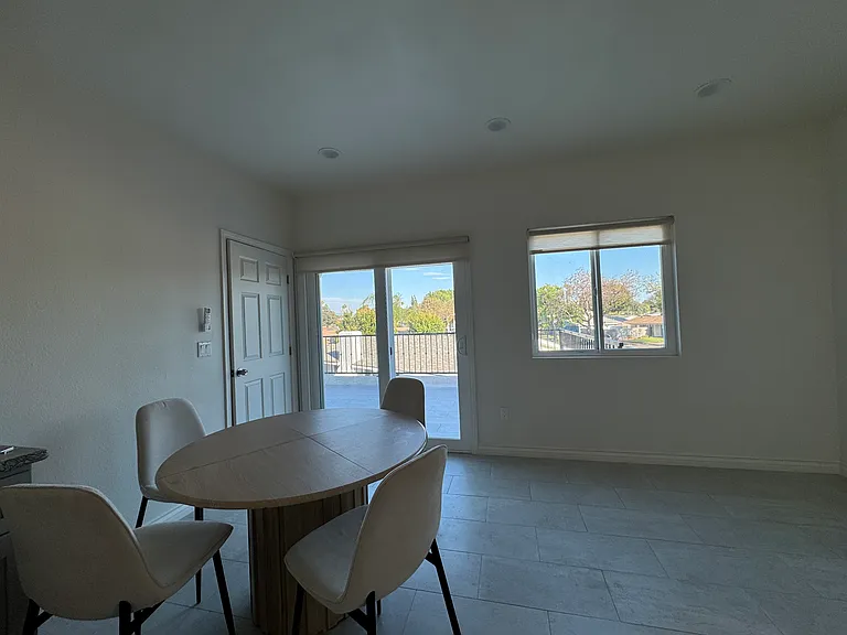 525 W Woodcrest Ave #B — Photo 5