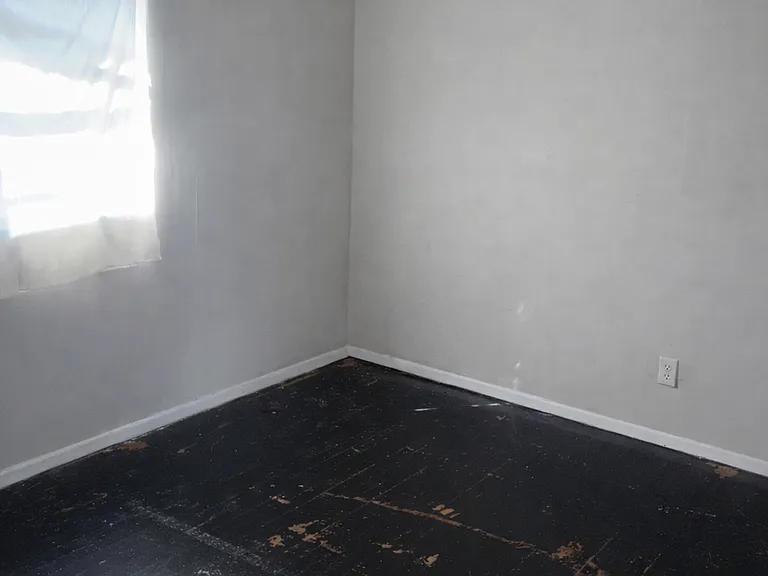 906 Thomas St — Photo 7