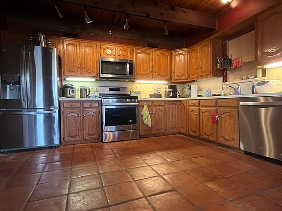 3rd image of 10 Oak Bluff Dr