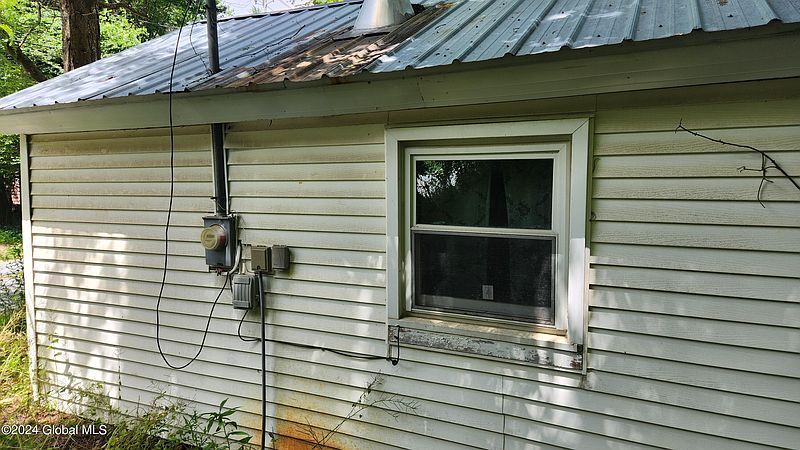 3rd image of 489 Angel Road