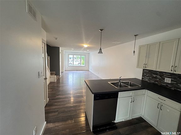 5th image of 525 Alexandra Street