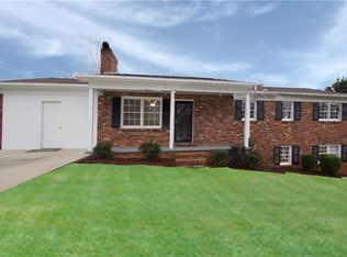 1779 Woodridge Cir, Hickory, NC 28602