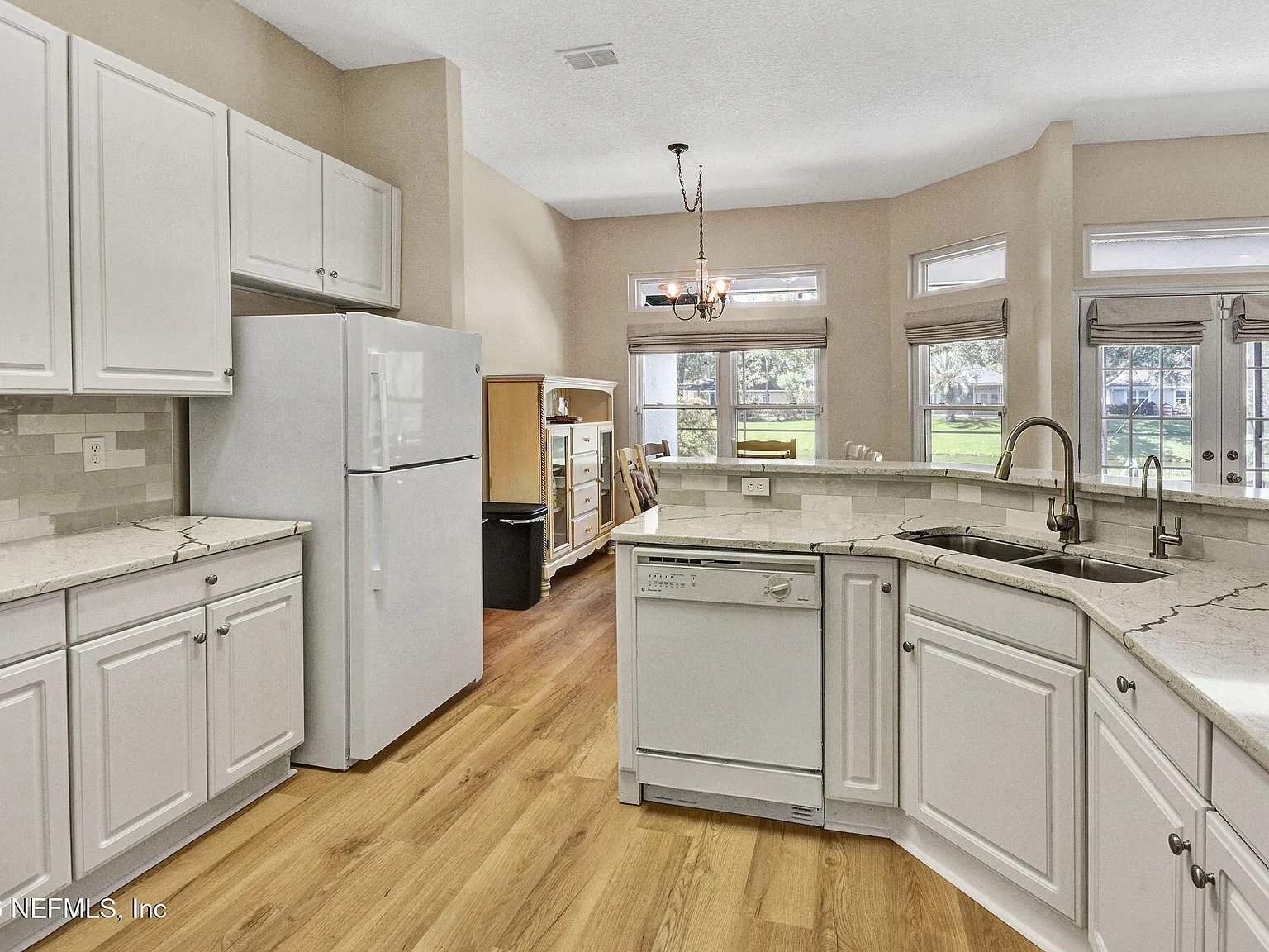3 bed, 2.0 bath, 2351 sqft, $3,800 — Photo 2