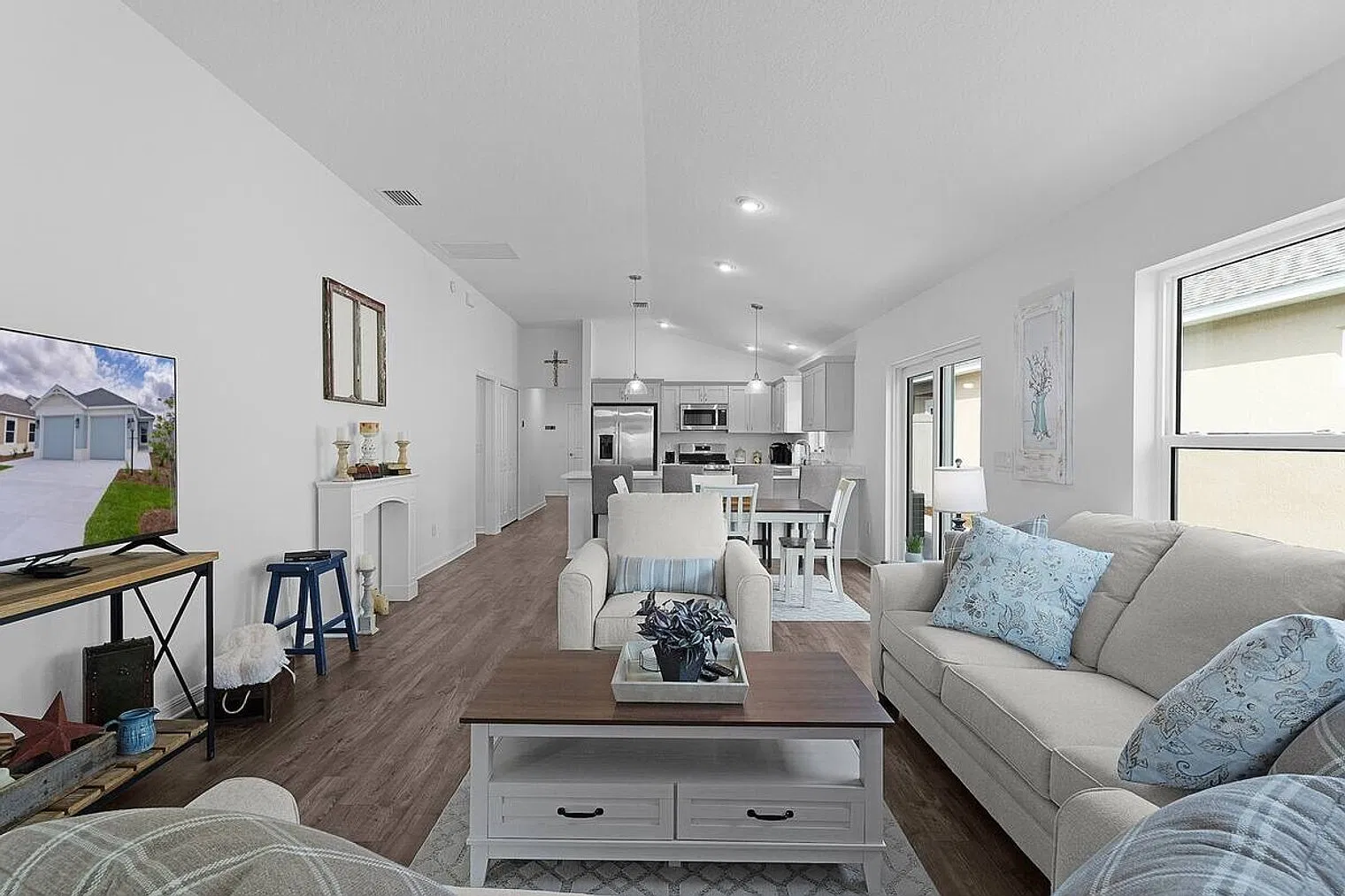 3 bed, 2.0 bath, $5,016 — Photo 3