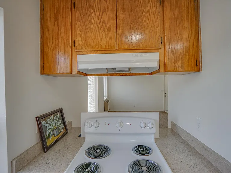 Beverly Rose Apartments — Photo 22