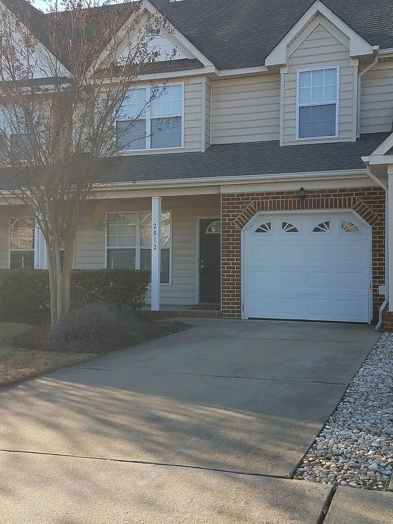 Spacious 3 bedroom Townhouse w/garage in Suffolk — Photo 1