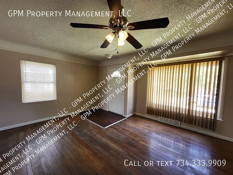 2745 Margaret St — Photo 6
