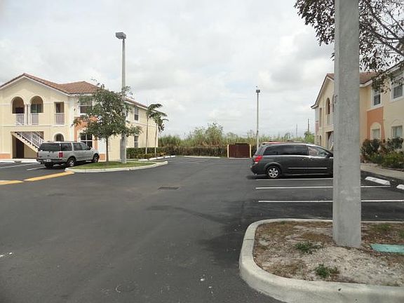 3rd image of 2731 SE 17th Ave Unit 205