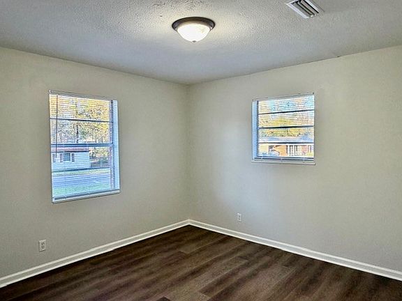 3rd image of 902 Post Oak Dr
