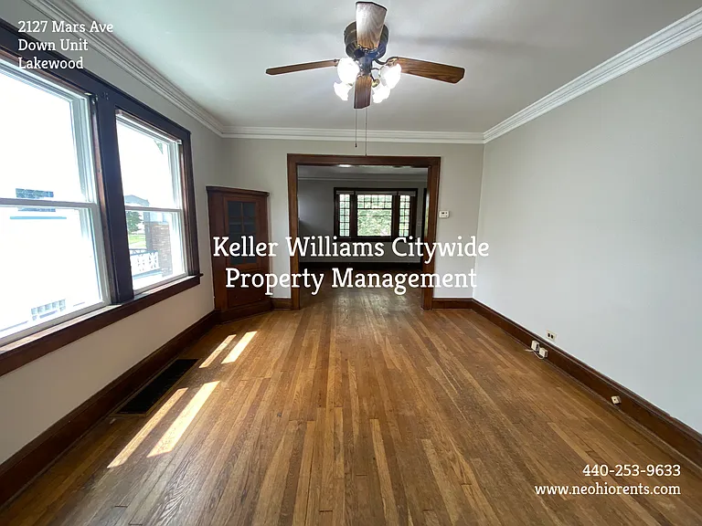 3 bedroom with a den 2 full bath up unit in Lakewood — Photo 8