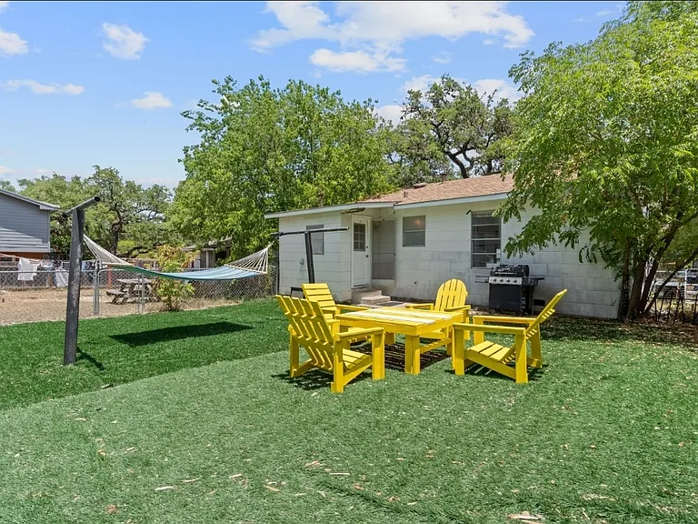 1504 Drake Ave — Photo 1