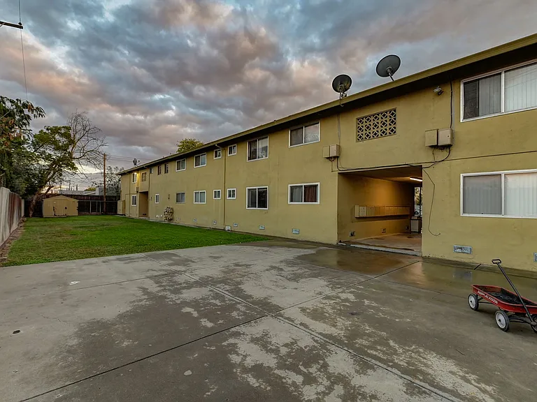 Sierra Court Apartments — Photo 3