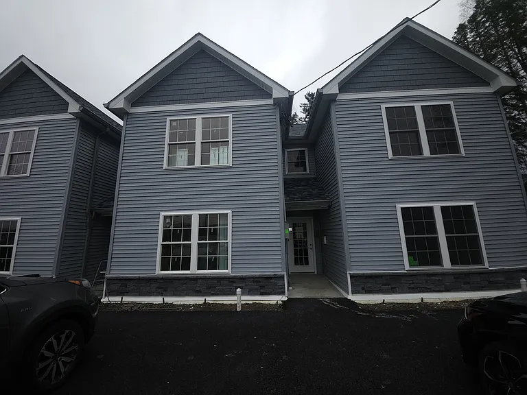 1068 Lakeland Dr — Photo 3