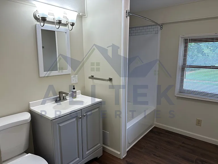 11900 Market St — Photo 10