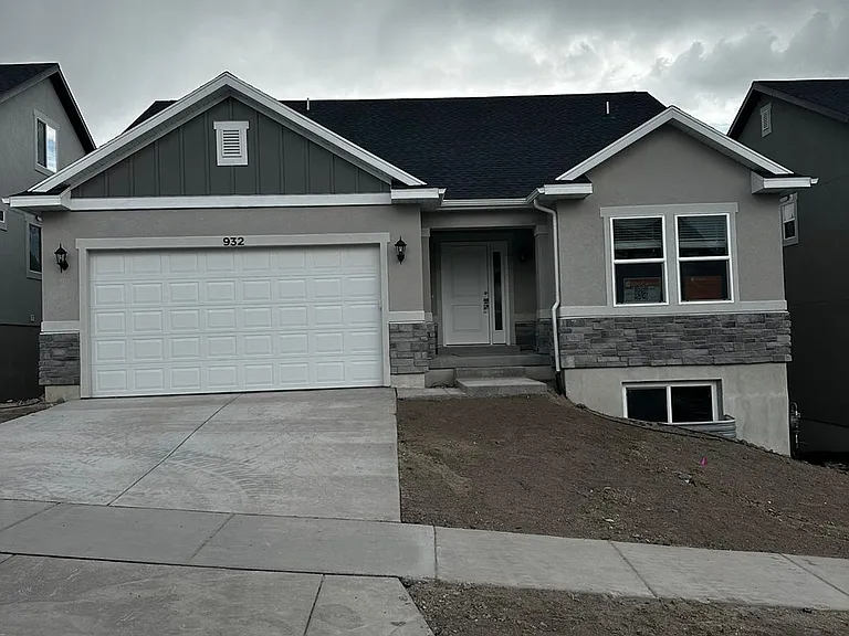 932 N Olson Dr — Photo 1