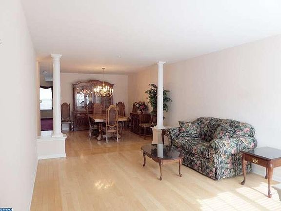 2nd image of 3826 Honey Locust Dr