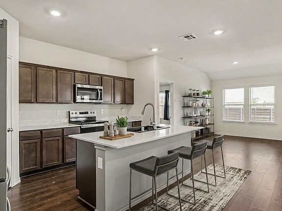 4th image of 1207 Honeysuckle Dr