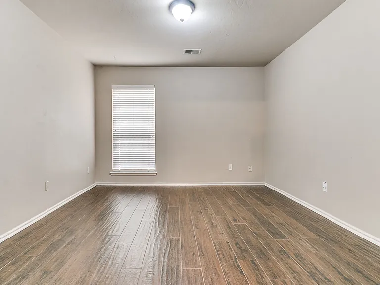 2109 Bradford Way — Photo 4