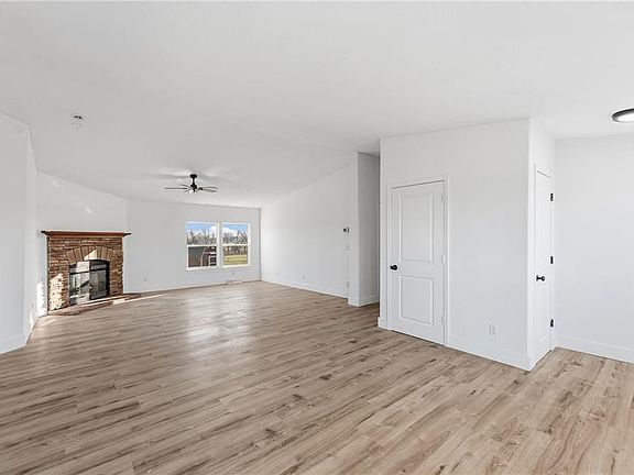 5th image of 3066 Ellis Rd